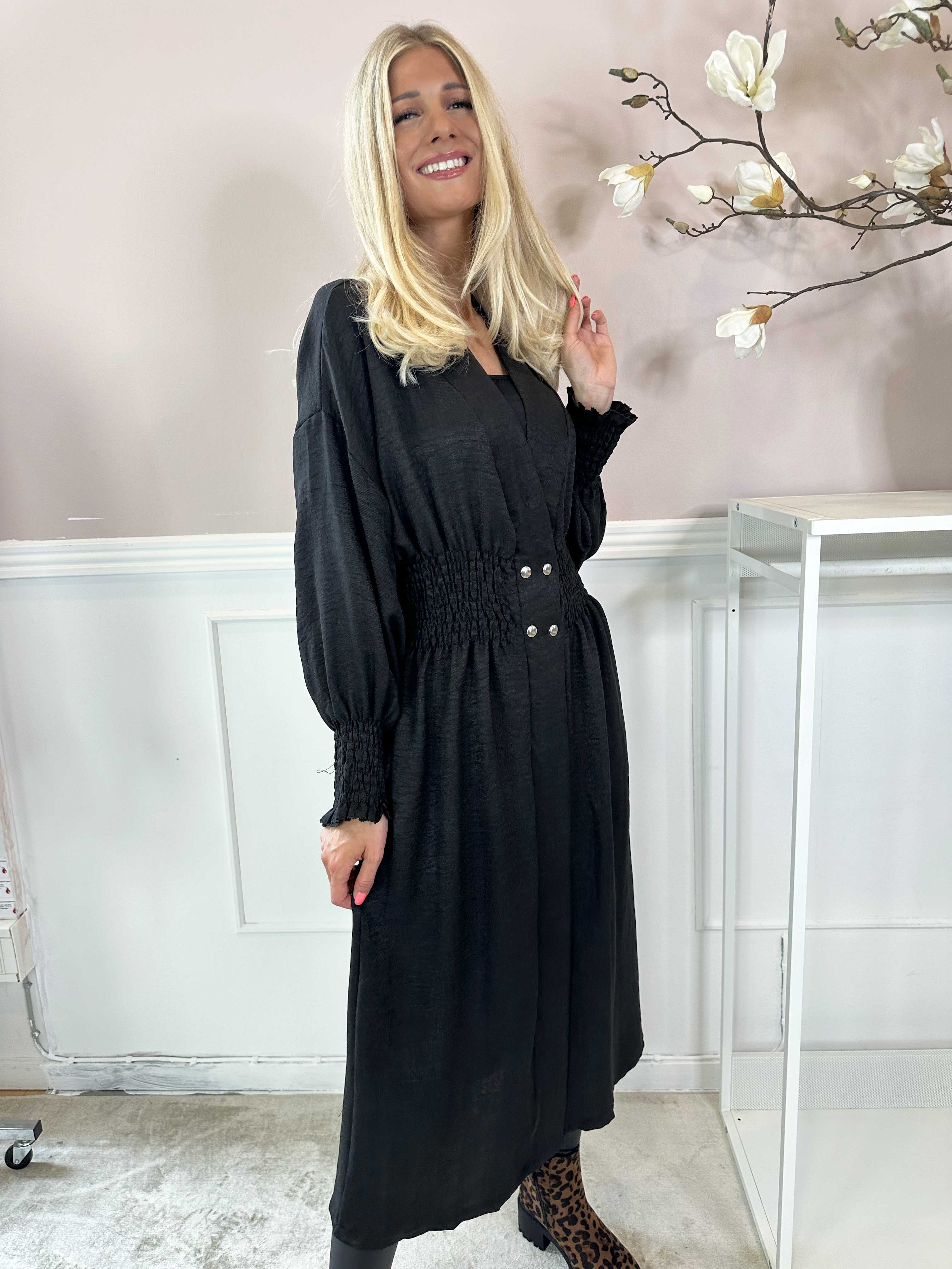 Samara - Söt klänning med smock och knappar